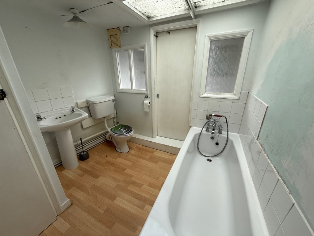 Lot: 37 - COMMERCIAL PROPERTY WITH SELF-CONTAINED SPLIT LEVEL FLAT ABOVE - Bathroom with storage cupboard